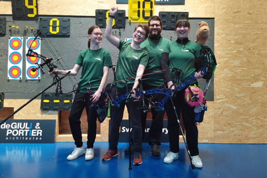 Masha Brazhnyk, Jessie Rado, Trainer Tino Wattinger und Jimena Wattinger (v.l.) freuen sich über ihren Schweizermeister-Titel im Team-Wettbewerb. Maskottchen Brooke war natürlich auch dabei.